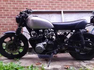 Has 4/1 wolf exhaust, great platform to build your cafe racer, scrambler. Make a reasonable offer an...