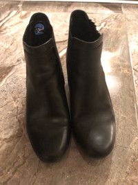 Women black boots size 8