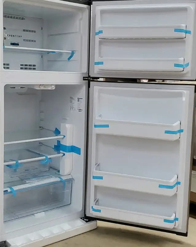 Frigidaire 28" 14 cu. ft. Top Freezer Refrigerator - Steel in Refrigerators in Bedford - Image 3