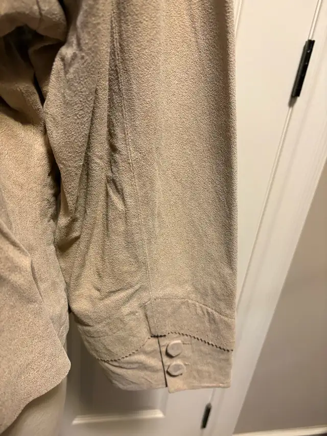 Woman’s Suede Jacket in Women's - Tops & Outerwear in Oakville / Halton Region - Image 6