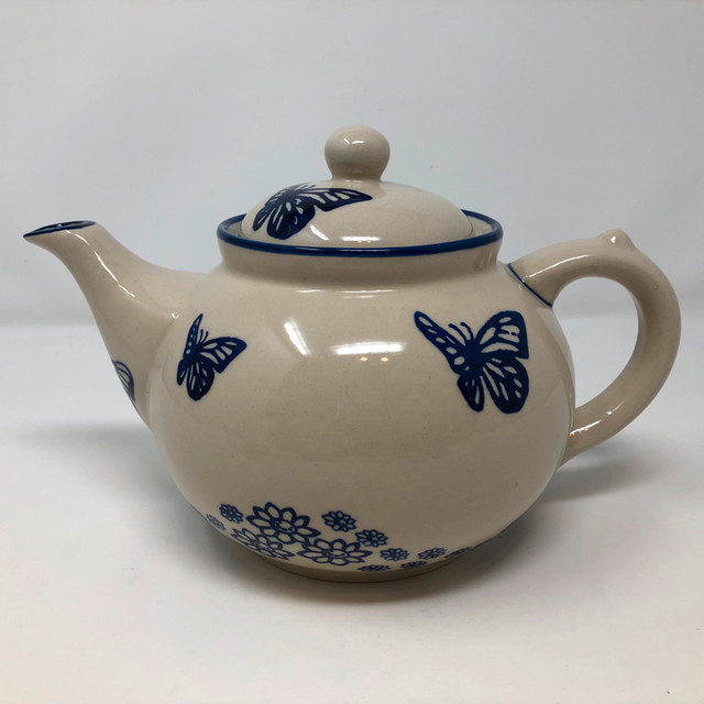Boleslawiec Poland Pottery Butterfly Teapot with 2 Large Mugs in Arts & Collectibles in Kitchener / Waterloo - Image 2