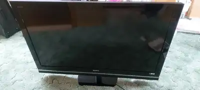 - in excellent condition, works perfectly - model#: KDL-46V5100 - 1080p LCD HDTV with 120Hz anti-blu...