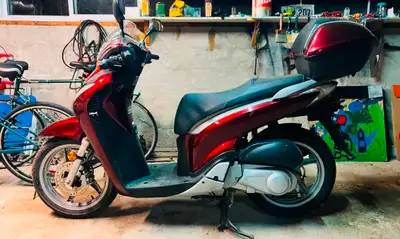 Rare! Honda SH150 Très confortable pour deux passagers. Appuie-dos. Porte-bagage. Batterie neuve.