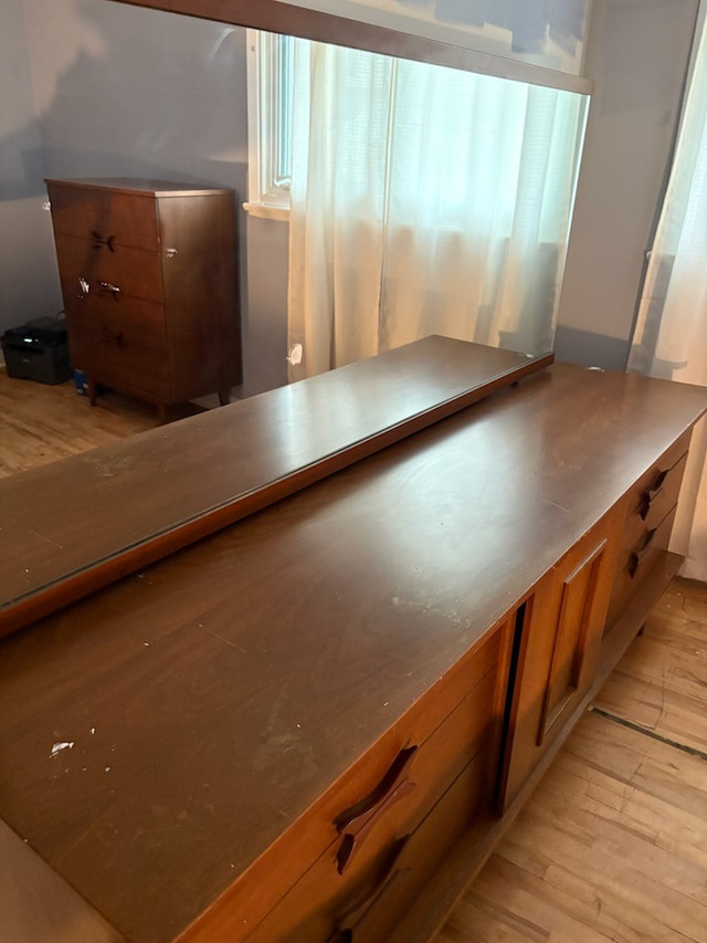 Grand bureau en bois dans Commodes et armoires  à Ville de Québec
