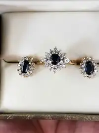 Beautiful 18k gold and sapphire set in excellent shape. 