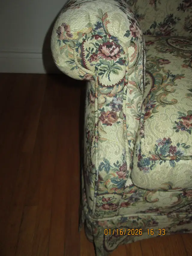 Vintage Sofa in Couches & Futons in Kingston - Image 6