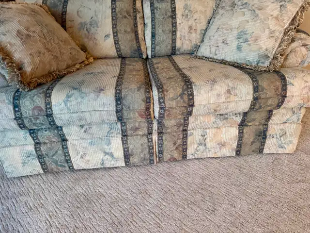Quality 2-Seater Loveseat – Excellent Condition in Couches & Futons in Saskatoon - Image 8