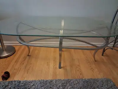 This used glass coffee table set comes with two matching end tables, perfect for adding a touch of e...