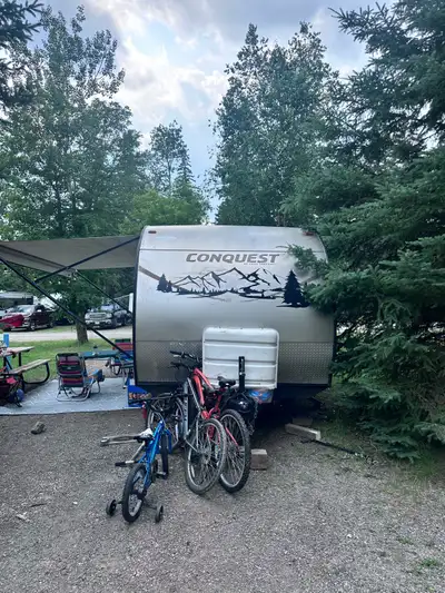 This 2014 Gulf Stream Conquest is a reliable used travel trailer perfect for your family camping adv...