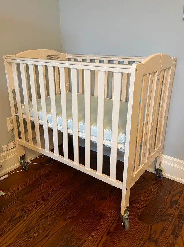 Mini Portable foldable baby crib in Cribs in City of Toronto - Image 3