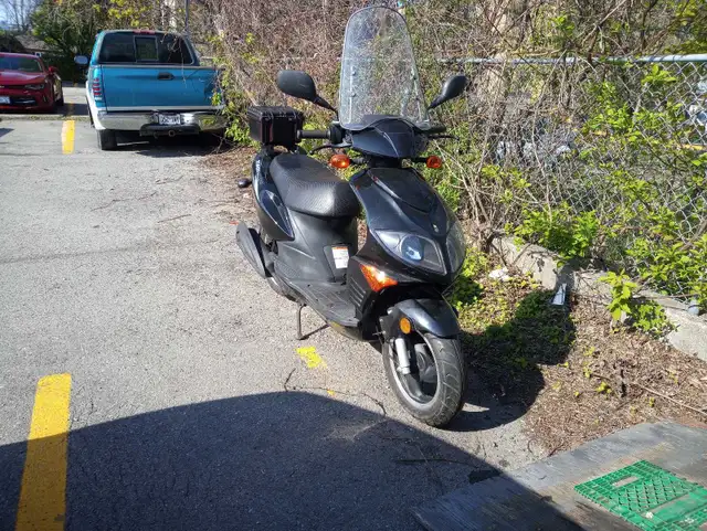 2011 Tomas scooter 150cc in Scooters & Pocket Bikes in Oakville / Halton Region - Image 2