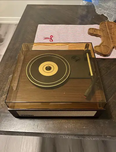 Listen to your favourite vinyl records with this Crosley turntable. This turntable is in used condit...