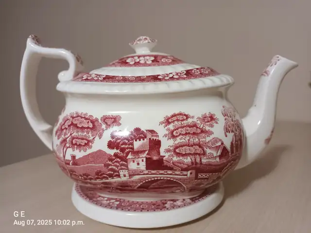 Teapot  antique  English fine china in Arts & Collectibles in London - Image 4