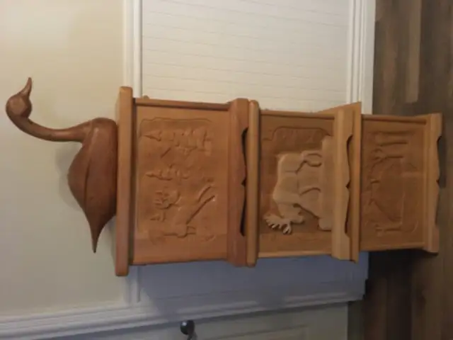 coffre en bois pin avec sculpture en bois in Home Décor & Accents in Edmundston - Image 3