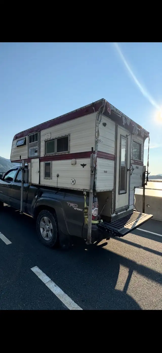 Classic Okanagan Slide-In Camper – Fits Midsize Truck in Travel Trailers & Campers in Port Alberni - Image 7