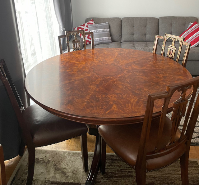 Table antique ronde avec les 8 chaises.  dans Autres tables  à Ville de Montréal - Image 4