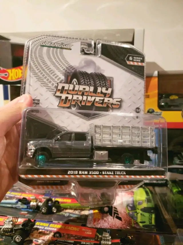 Greenlight GREEN MACHINE CHASE Dualy Driver Ram 3500 Stake Truck in Arts & Collectibles in Markham / York Region - Image 2