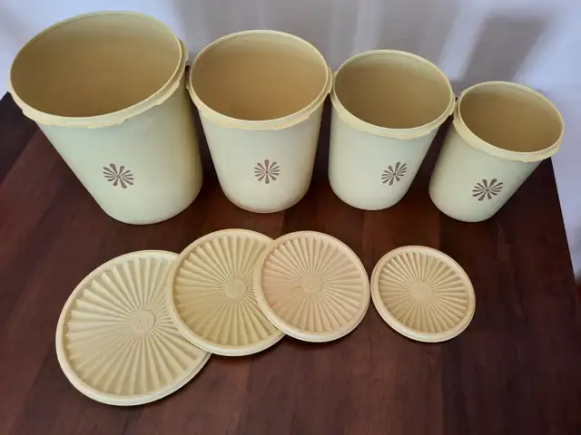 Vintage Tupperware Nesting Canisters / 4 Conteneurs Tupperware in Arts & Collectibles in City of Montréal - Image 4