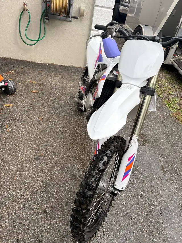 2024 Yamaha yz 250f , 50th anniversary edition with 21 h in Dirt Bikes & Motocross in City of Toronto - Image 4