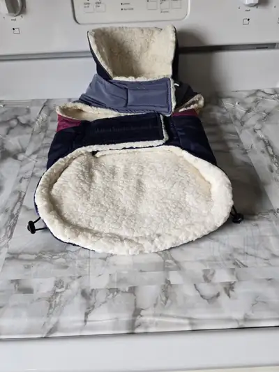 Vends ou Échange pour des petit jouet pour petit chien Manteau d'hiver pour chien Grandeur large De...
