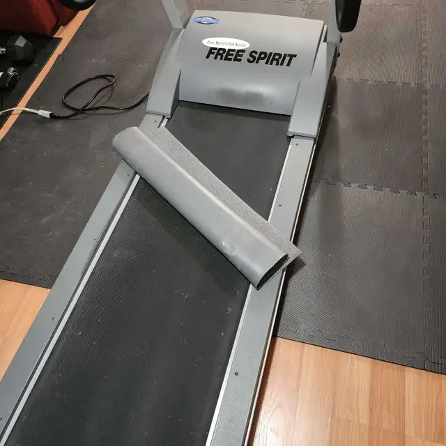 Treadmill in Exercise Equipment in Sarnia - Image 3