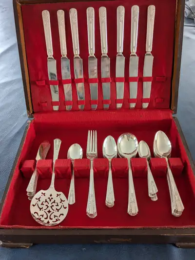 1933 Oneida Wm. A. Rogers "Lido" Pattern. Set of 8. As show. Includes butter knives, sugar spoon, on...