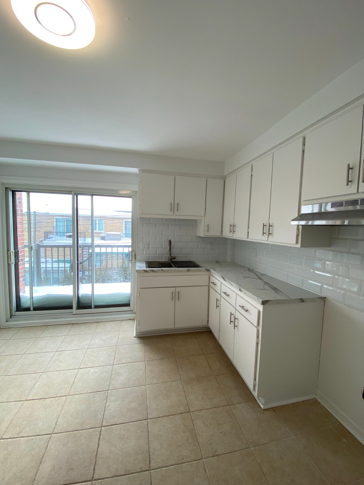 4 ½ Nouveau Rosemont 2ième Étage Très Propre et Bien Entretenue — photo 3