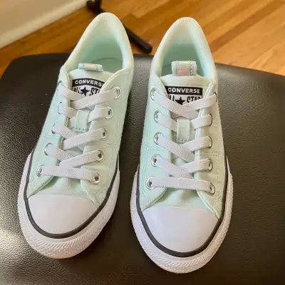 Pick up Knyvet Ave., Hamilton. Kids Size 1. Barely worn.