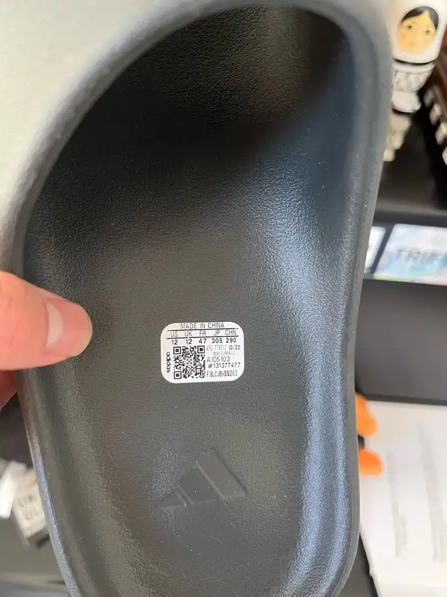 Yeezy Slide Dark Onyx Size 12 in Men's Shoes in City of Toronto - Image 7