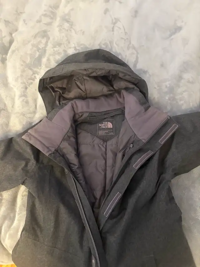 Jacket north face in Women's - Tops & Outerwear in Laval / North Shore - Image 2