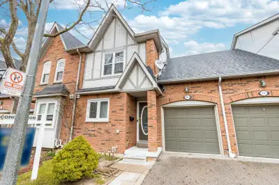 **Prime Location!** Situated in Central Erin Mills, just steps from the mall and public transit. Loc...