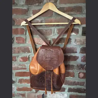 Sac à dos artisanal en cuir véritable, fabriqué à la main avec soin. Motif gravé du drapeau de Cuba...
