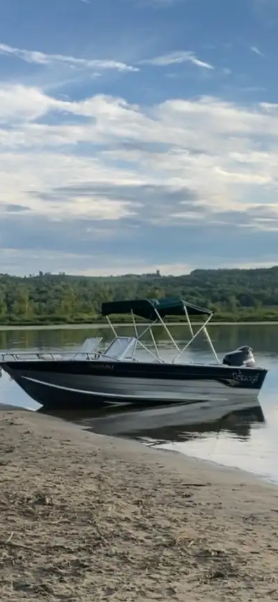 Bateau aluminium Starcraft de 19.6 pieds, avec moteur 4 temps Suzuki 140hp, le tout en parfaite cond...