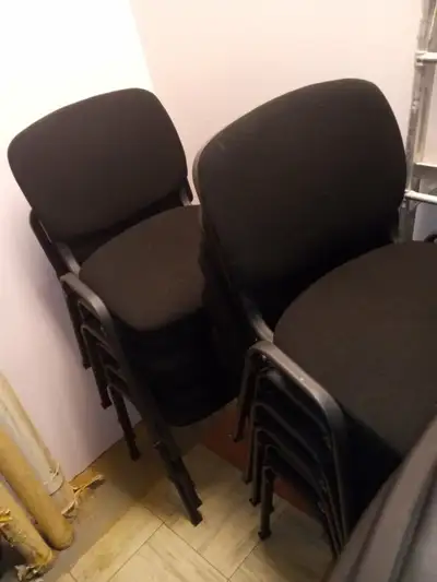 Lot de 27 chaises à vendre. Presque neuves — utilisées seulement 1 mois! Tissu noir, légèrement remb...