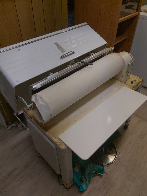 Vintage Easy Laundry Thing, I think an automatic Iron, in Free Stuff in Prince Albert - Image 3