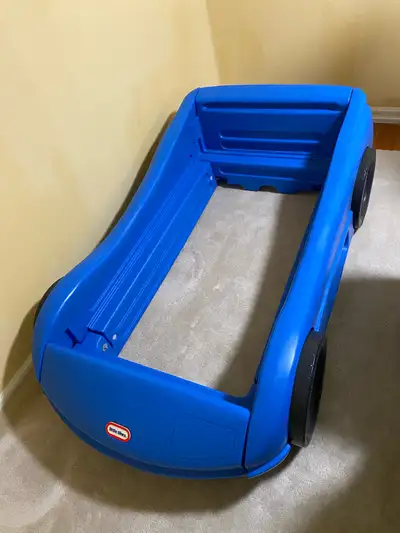 This pre-loved Little Tikes Sportster toddler car bed is perfect for your child's transition to a bi...