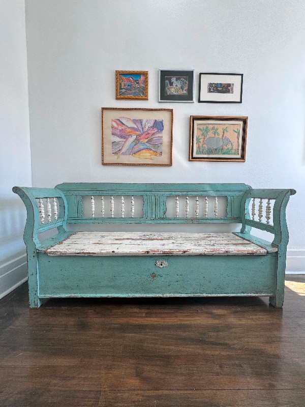 Antique Pine Hungarian Storage Bench With Old Blue & White Paint dans Art et objets de collection  à Ville de Montréal