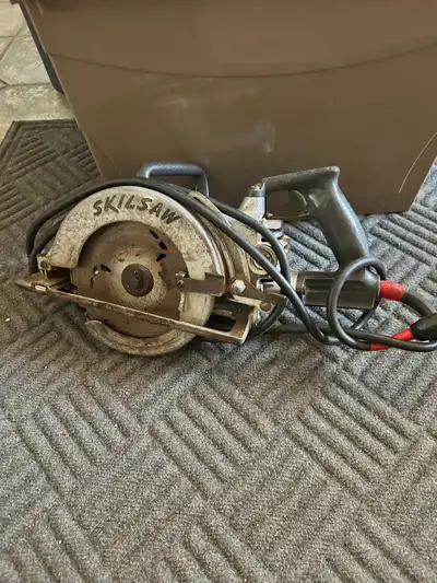 Vintage heavy duty Black and Decker Skilsaw saw, View more