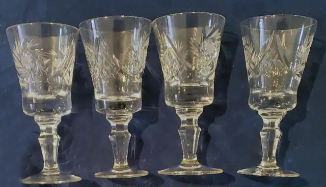 4 CRYSTAL LIQUOR GLASSES / VERRES LIQUEUR en CRYSTAL 10 cm in Kitchen & Dining Wares in Laval / North Shore - Image 4