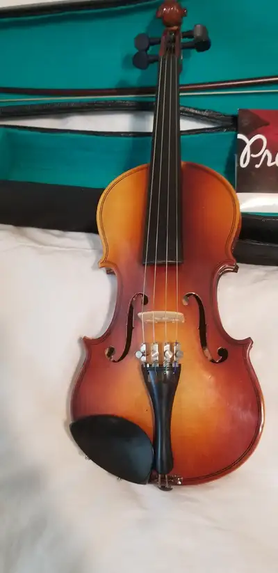Used student Corelli violin. Includes hard case and bow. Extra set of strings appear to be Prelude b...