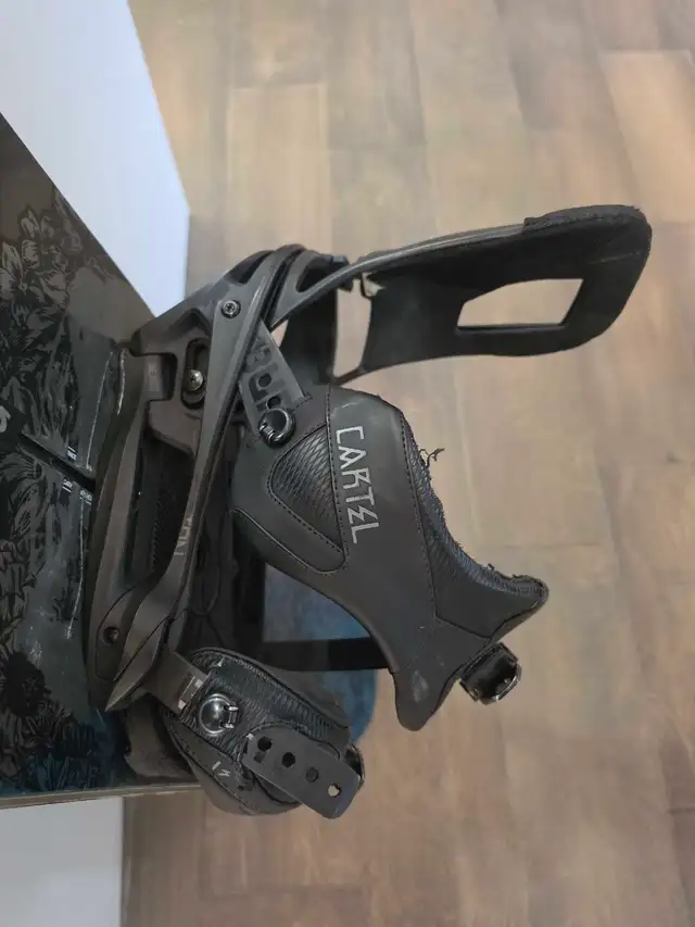 Burton snowboard + Burton bindings in Snowboard in Calgary - Image 5