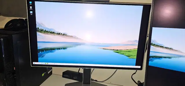 Samsung Odyssey OLED G6 27-inch monitor in Monitors in Ottawa - Image 2