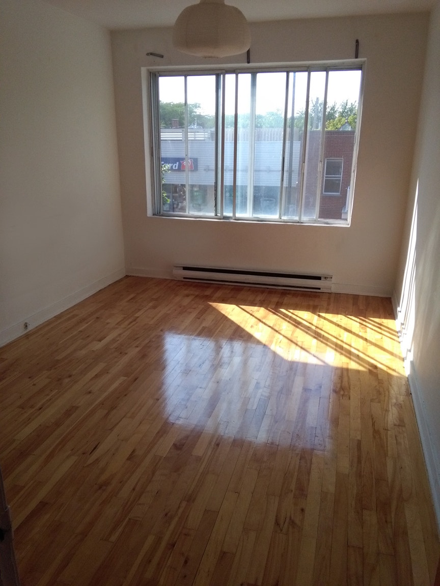 Prêt à emménager/Move-In Ready : 4 ½ lumineux  sur la Rue Masson — photo 2