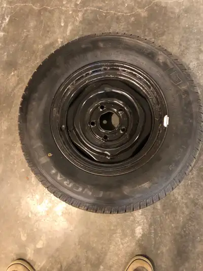 Brand new tire has about 200 kms on it. It’s a General tire Altimax RT43 with a size of 205/70R14 on...