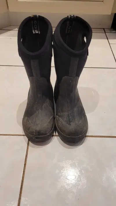 Bogs kids winter boots size 1, View more
