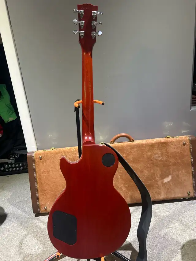 Gibson Les Paul in Guitars in Edmonton - Image 3