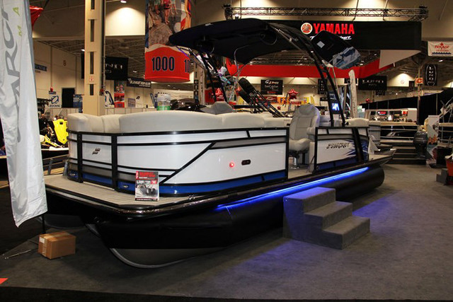 2017 Starcraft Tri-toon, 250HP Verado, Wake tower and enclosure in Powerboats & Motorboats in Edmonton