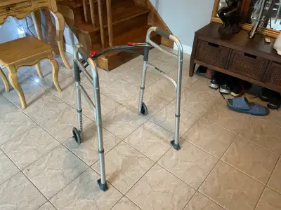 Hauteur ajustable de 25 à 32 pouces