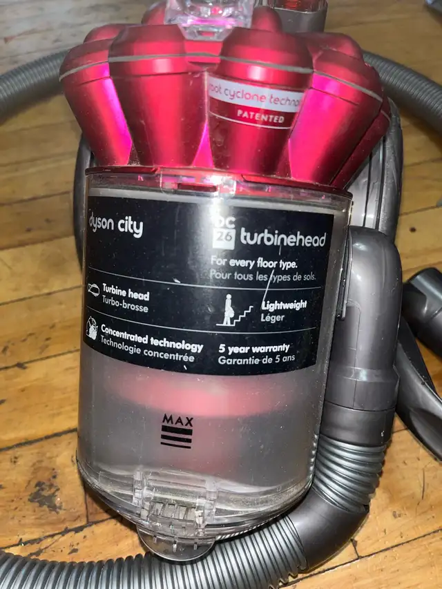 Dyson d26 corded vacuum/aspirateur in Vacuums in City of Montréal - Image 3