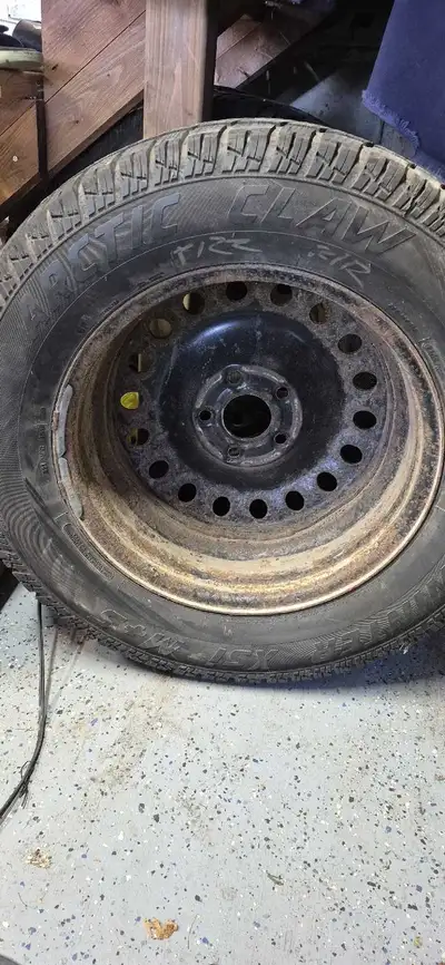 4 used Arctic Claww winter tires on steel rims. They came off a 2018 Jeep Grand Cherokee 265/60 R18...